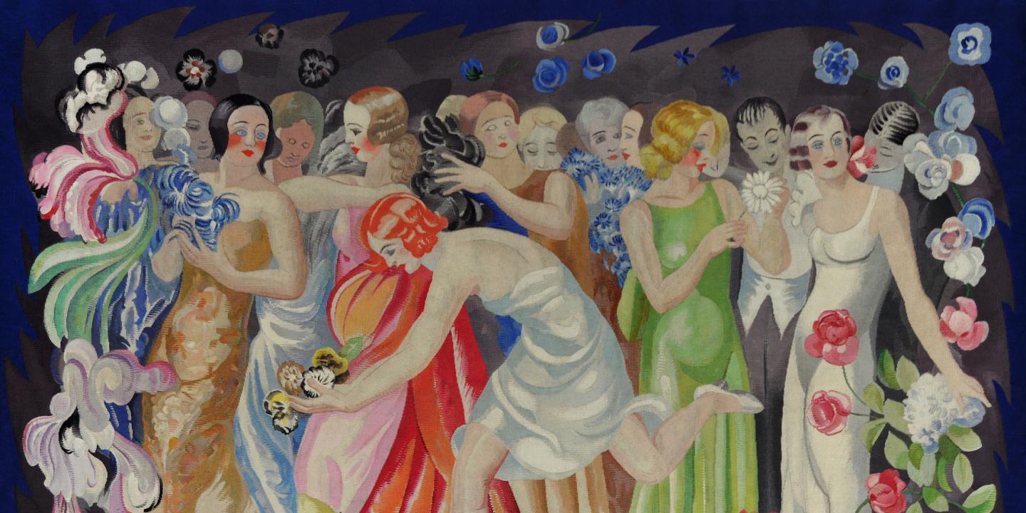 Krāsainā gleznā redzama stilizētu sieviešu grupa elegantās kleitās ar ziediem un dekoratīviem motīviem tumšā fonā.