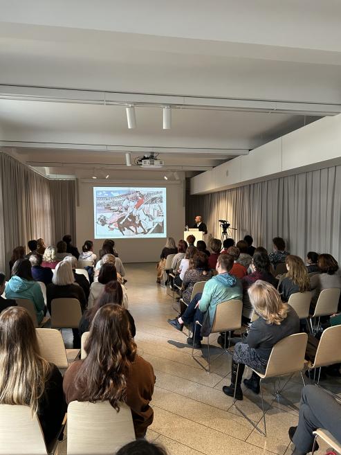 Spāņu mākslas vēsturnieka, kuratora Karlosa Alonso Peresa-Fahardo (Carlos Alonso P&eacute;rez-Fajardo) lekcija &ldquo;No gleznieciskuma līdz modernitātei&rdquo; izstādē &ldquo;&ldquo;Esmu tagad noņēmies dzīvot mākslai&rdquo;. Jāzeps Grosvalds. 1891&ndash;1920&rdquo; Latvijas Nacionālajā mākslas muzejā. 14.03.2024. Foto: Anna Pūtele