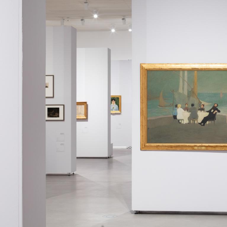 Skats uz izstādi “Itālijas gaisma. No Fatori līdz Morandi” Latvijas Nacionālajā mākslas muzejā, kur redzamas gleznas ar zeltītiem rāmjiem uz baltām sienām.