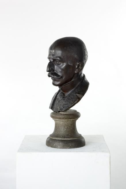 Konstantīns Rončevskis.&nbsp;Vilhelma Purvī&scaron;a krū&scaron;utēls.&nbsp;1910&ndash;1924.&nbsp;Bronza, granīts.&nbsp;LNMM kolekcija