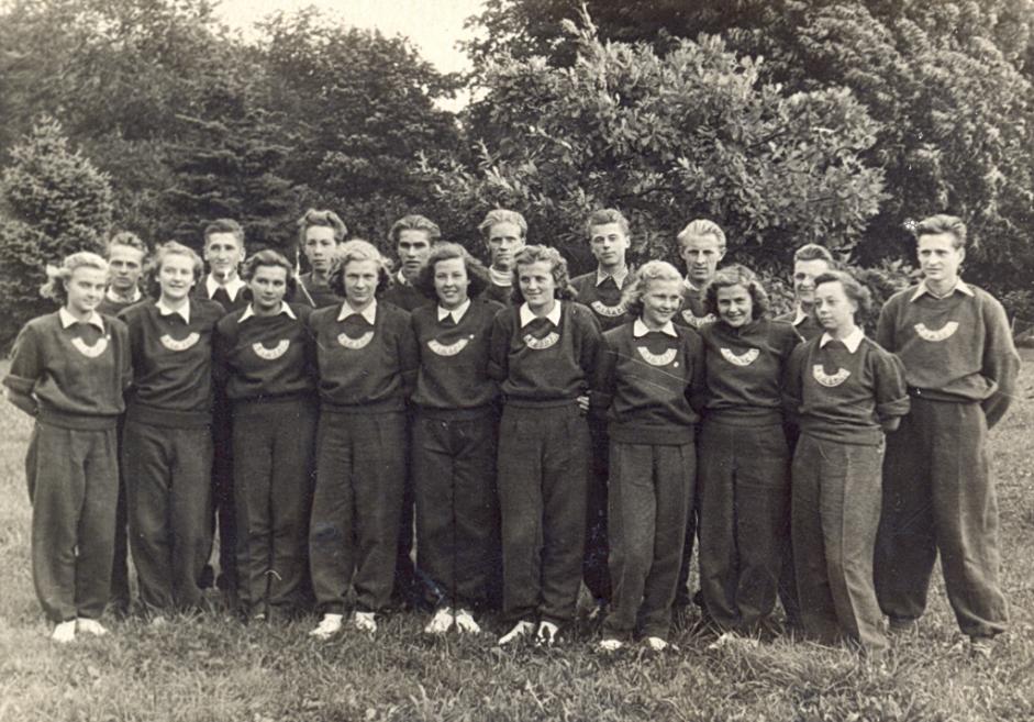 Vissavienības jaunie&scaron;u 10 pilsētu turnīra dalībnieki no Latvijas. 1948. Latvijas Sporta muzeja arhīvs. Publicitātes foto