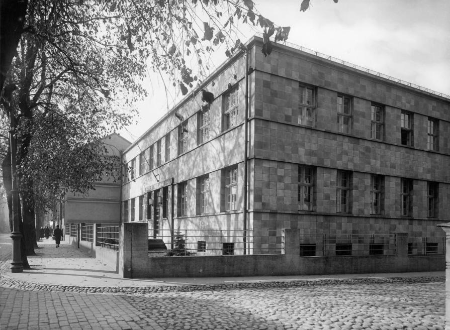 Aleksandrs Klinklāvs. Roche Rīgas filiāle (1933). Ēkas fasāde no Palīdzības ielas puses. Foto: Roberts Johansons, 1935. Papīrs, sudraba želatīna druka. Roche arhīvs, Bāzele, &Scaron;veice. Publicitātes foto