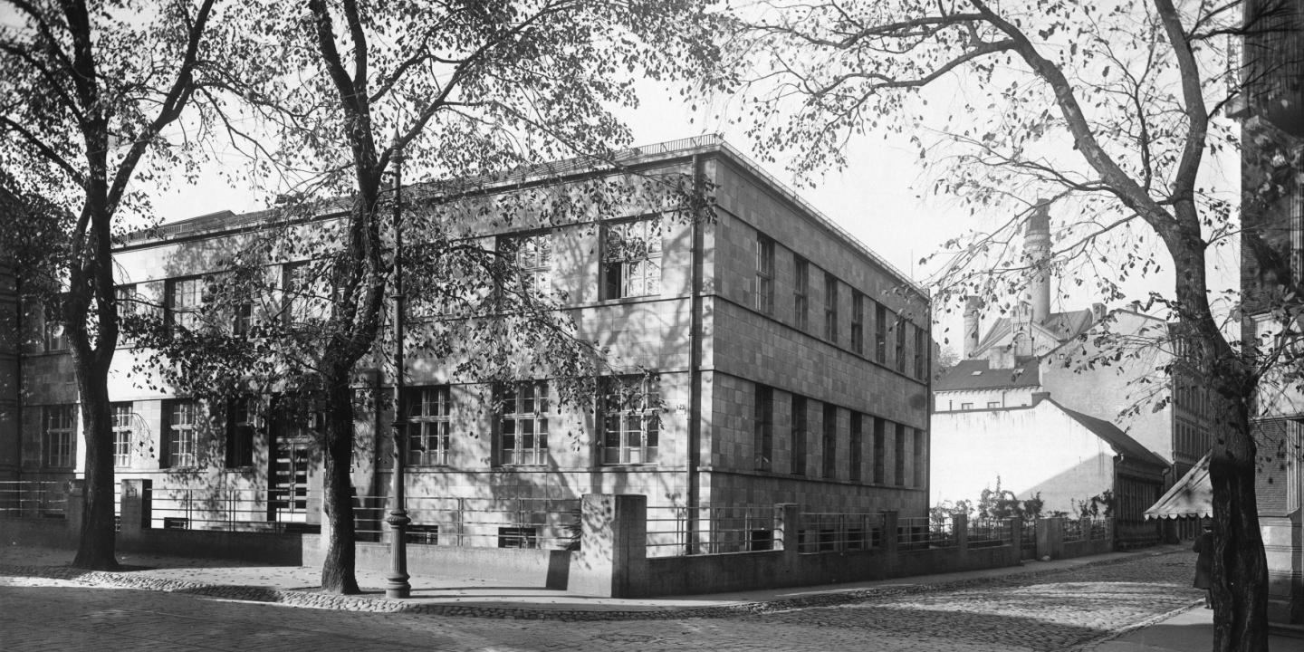 Aleksandrs Klinklāvs. Roche Rīgas filiāle (1933). Ēkas fasāde no Miera ielas puses. Foto: Roberts Johansons, 1935. Papīrs, sudraba želatīna druka. Roche arhīvs, Bāzele, &Scaron;veice. Publicitātes foto