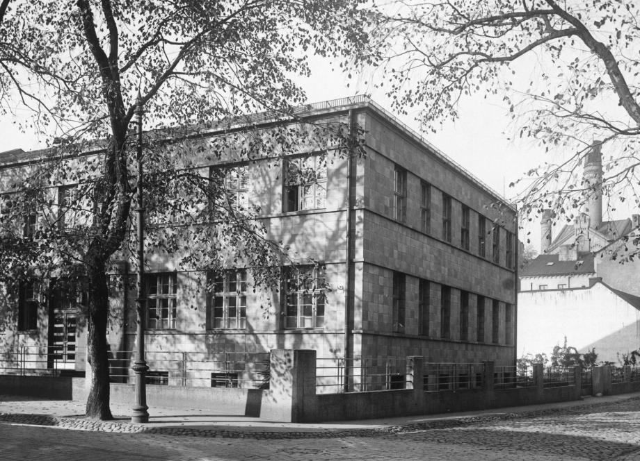 Aleksandrs Klinklāvs. Roche Rīgas filiāle (1933). Ēkas fasāde no Miera ielas puses. Foto: Roberts Johansons, 1935. Papīrs, sudraba želatīna druka. Roche arhīvs, Bāzele, &Scaron;veice. Publicitātes foto