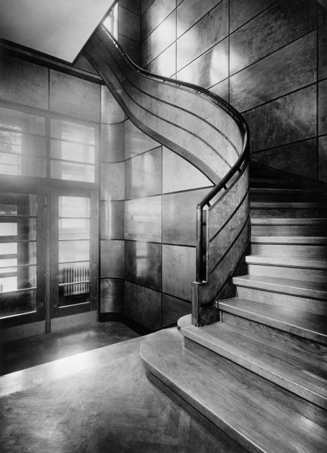 Aleksandrs Klinklāvs. Roche Rīgas filiāle (1933). Galvenās kāpnes vestibilā. Foto: Roberts Johansons, 1935. Papīrs, sudraba želatīna druka. Roche arhīvs, Bāzele, &Scaron;veice. Publicitātes foto
