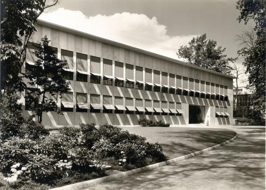 Oto Rūdolfs Zalvisbergs (Otto Rudolf Salvisberg). Roche administrācijas ēka (Bldg 21, 1936) Bāzelē. Fasāde uz Reinas pusi ar speciālām saules žalūzijām. Foto: Roberts &Scaron;prengs (Robert Spreng). Roche arhīvs, Bāzele, &Scaron;veice. Publicitātes foto