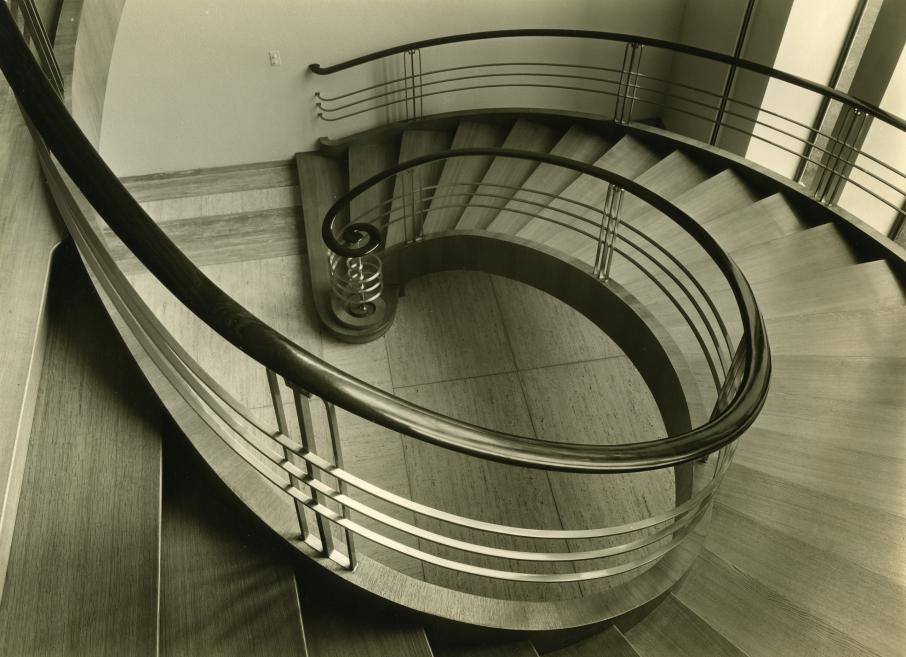 Oto Rūdolfs Zalvisbergs (Otto Rudolf Salvisberg). Roche administrācijas ēka (Bldg 21, 1936) Bāzelē. Vadības daļa ēkā. Skats no aug&scaron;as uz centrālajām ozolkoka kāpnēm. Foto: Roberts &Scaron;prengs (Robert Spreng). Roche arhīvs, Bāzele, &Scaron;veice. Publicitātes foto