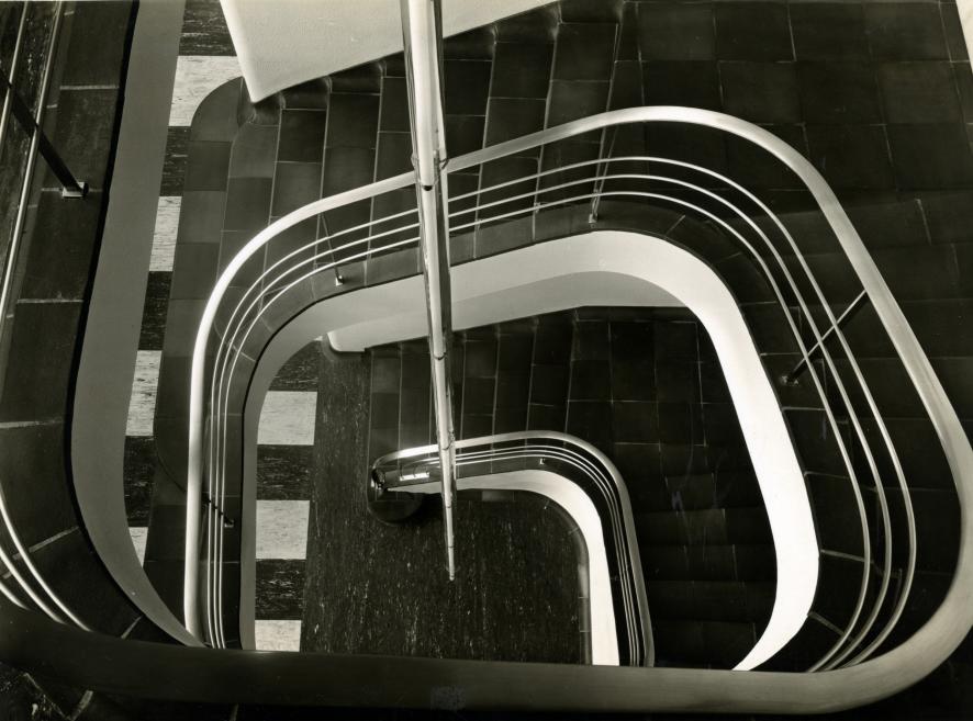 Oto Rūdolfs Zalvisbergs (Otto Rudolf Salvisberg). Roche administrācijas ēka (Bldg 21, 1936) Bāzelē. Darbinieku daļa ēkā. Skats no aug&scaron;as uz kāpnēm ar caurules formas gaismekli. Foto: Roberts &Scaron;prengs (Robert Spreng). Roche arhīvs, Bāzele, &Scaron;veice. Publicitātes foto