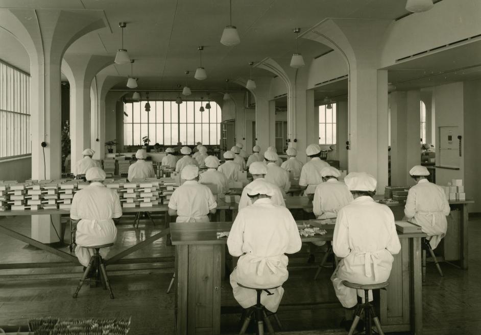 Oto Rūdolfs Zalvisbergs (Otto Rudolf Salvisberg). Roche farmācijas korpuss (Bldg 27, 1938) Bāzelē. Ražo&scaron;anas zāle ar leģendārajām sēņu formas kolonnām. Foto: Roberts &Scaron;prengs (Robert Spreng). Roche arhīvs, Bāzele, &Scaron;veice. Publicitātes foto