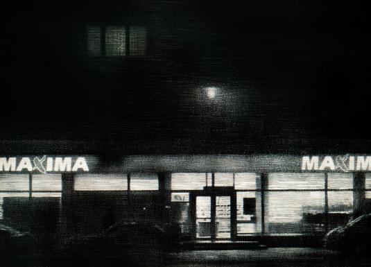 Naktī redzams veikala MAXIMA fasādes skats ar izgaismotiem logiem un ieeju.