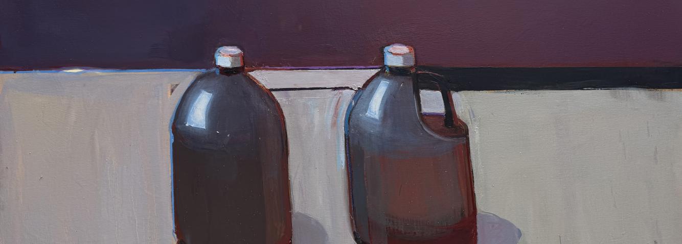 Gleznā attēlotas divas plastmasas kannas ar tumšu šķidrumu uz gaišas virsmas pret tumši violetu fonu.