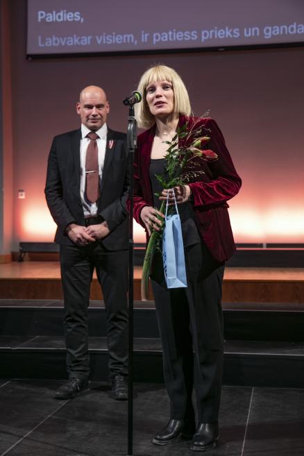 Latvijas Nacionālā mākslas muzeja pārstāve uz skatuves saņem atzinību par ieguldījumu kultūras piekļūstamības veicināšanā Rīgā.