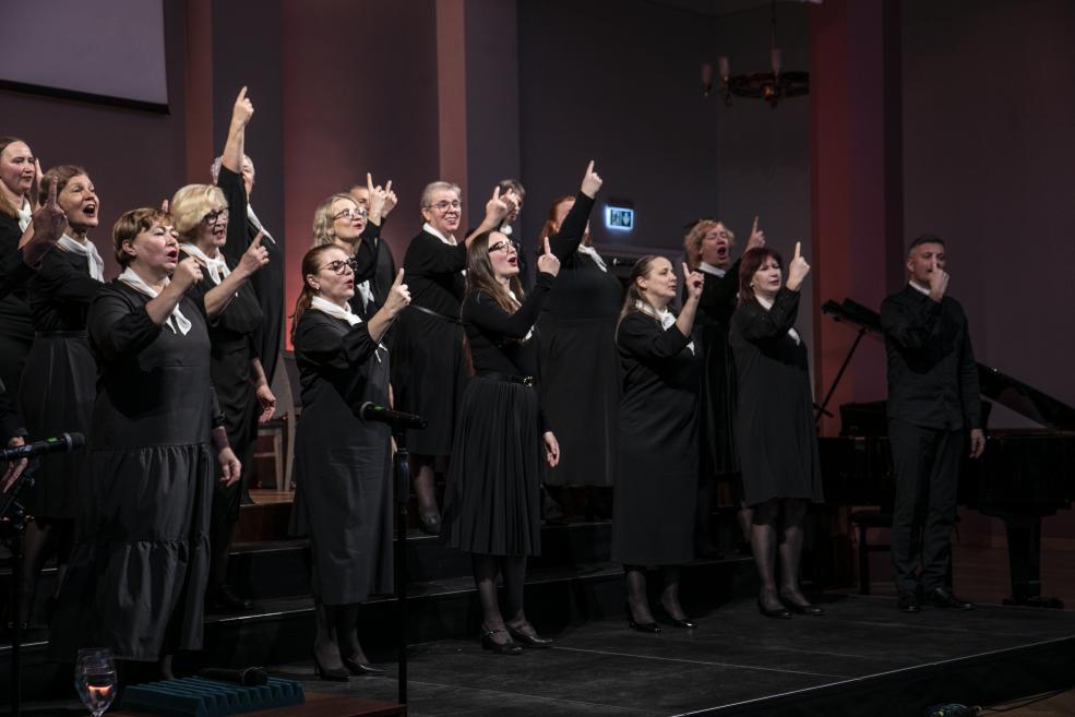 Pasākuma “Kopīgā ceļā uz iekļaujošu kultūru” dalībnieki uz skatuves VEF Kultūras pilī pēc apbalvošanas ceremonijas.