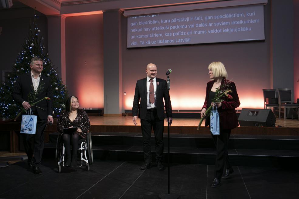 Apbalvojuma pasniegšanas brīdis pasākumā, kas veltīts kultūras piekļūstamības un iekļaujošas vides veicināšanai.