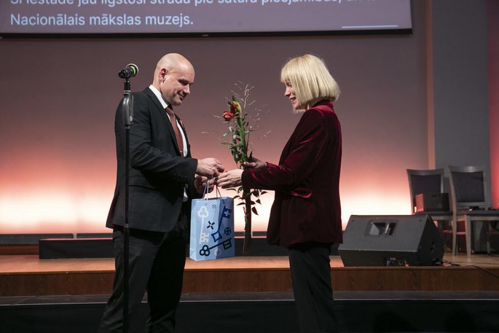 Apbalvojuma pasniegšanas brīdis pasākumā, kas veltīts kultūras piekļūstamības un iekļaujošas vides veicināšanai.