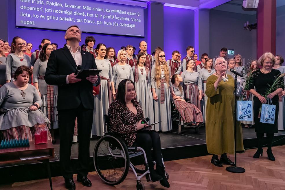 Koris uzstājas pasākumā, demonstrējot iekļaujošu kultūras programmu Starptautiskajā cilvēku ar invaliditāti dienā.