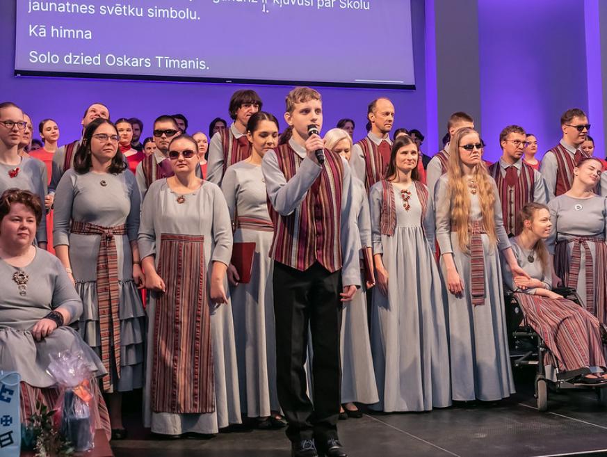 Solists un koris uzstājas svētku programmā, kas veltīta iekļaujošai kultūrai un sabiedrības daudzveidībai.