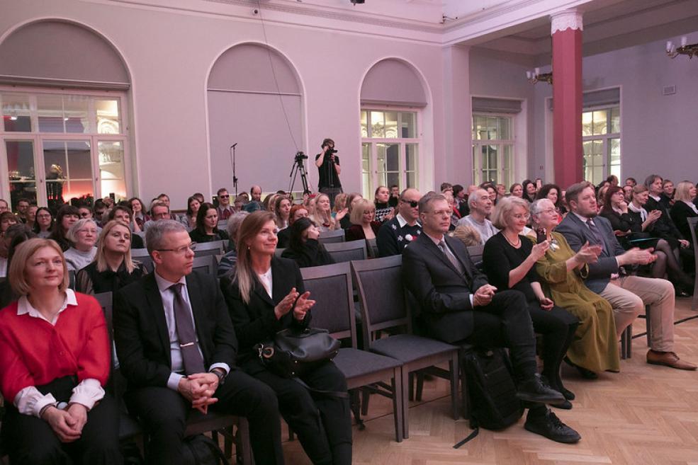 Pasākuma apmeklētāji klausās koncertprogrammu VEF Kultūras pils zālē.