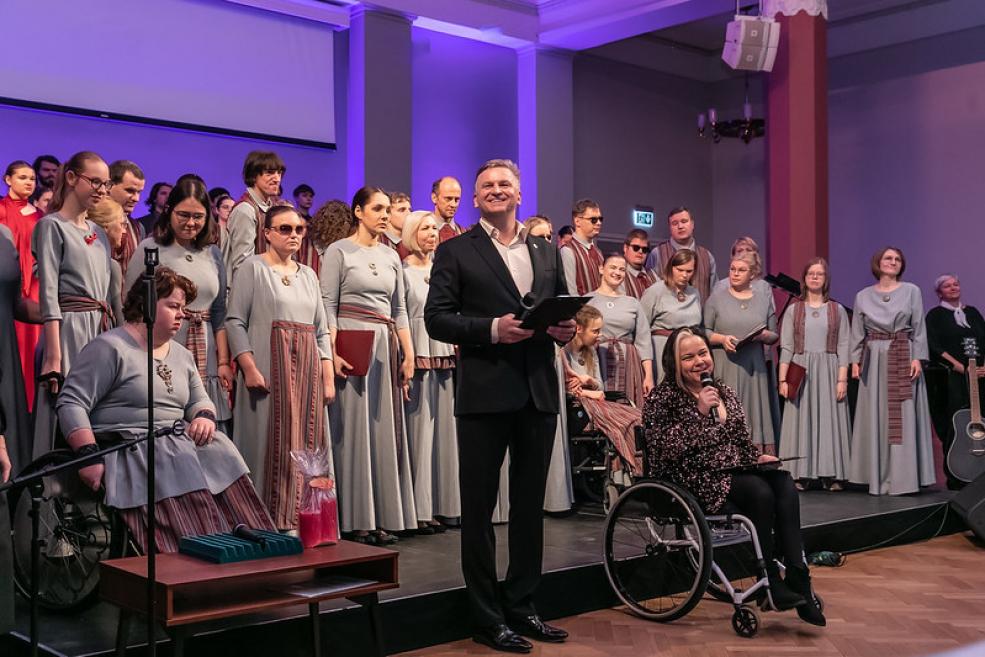 Dalībnieki un skatītāji applaudē pēc kultūrvietu apbalvošanas par ieguldījumu piekļūstamības veicināšanā.