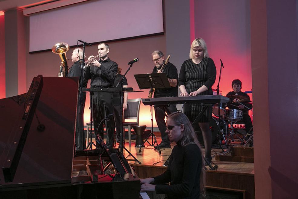 Mūziķu ansamblis uzstājas pasākuma “Kopīgā ceļā uz iekļaujošu kultūru” koncertprogrammā VEF Kultūras pilī.