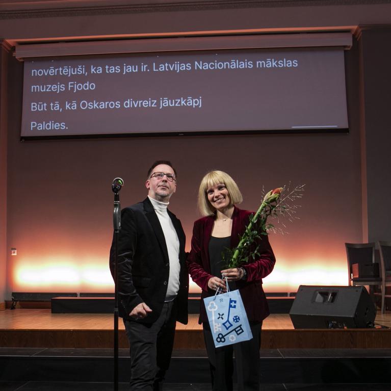 Latvijas Nacionālā mākslas muzeja pārstāve uz skatuves saņem atzinību par ieguldījumu kultūras piekļūstamības veicināšanā Rīgā.