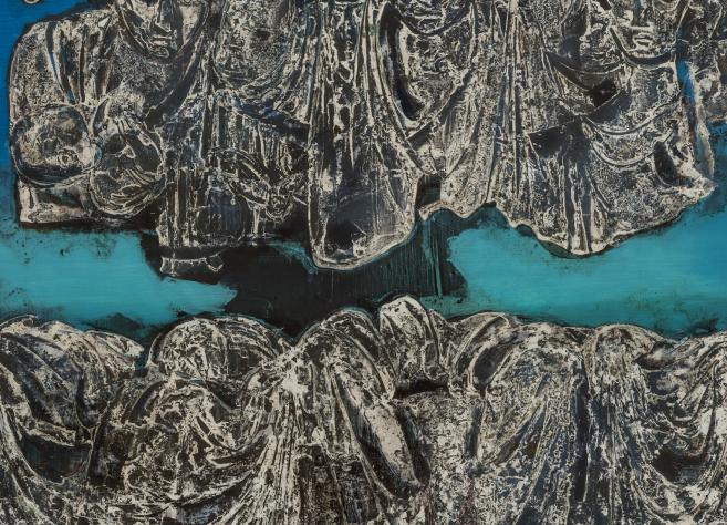 Abstrakta kompozīcija zilganzaļā krāsu laukā ar reljefi izceltām, drapērijām līdzīgām formām pelēcīgi baltā tonī.