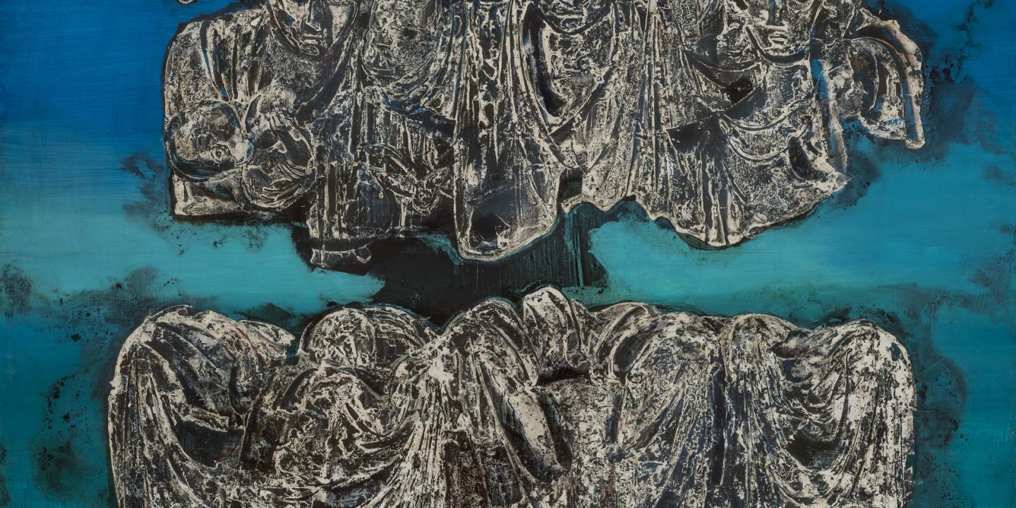 Abstrakta kompozīcija zilganzaļā krāsu laukā ar reljefi izceltām, drapērijām līdzīgām formām pelēcīgi baltā tonī.