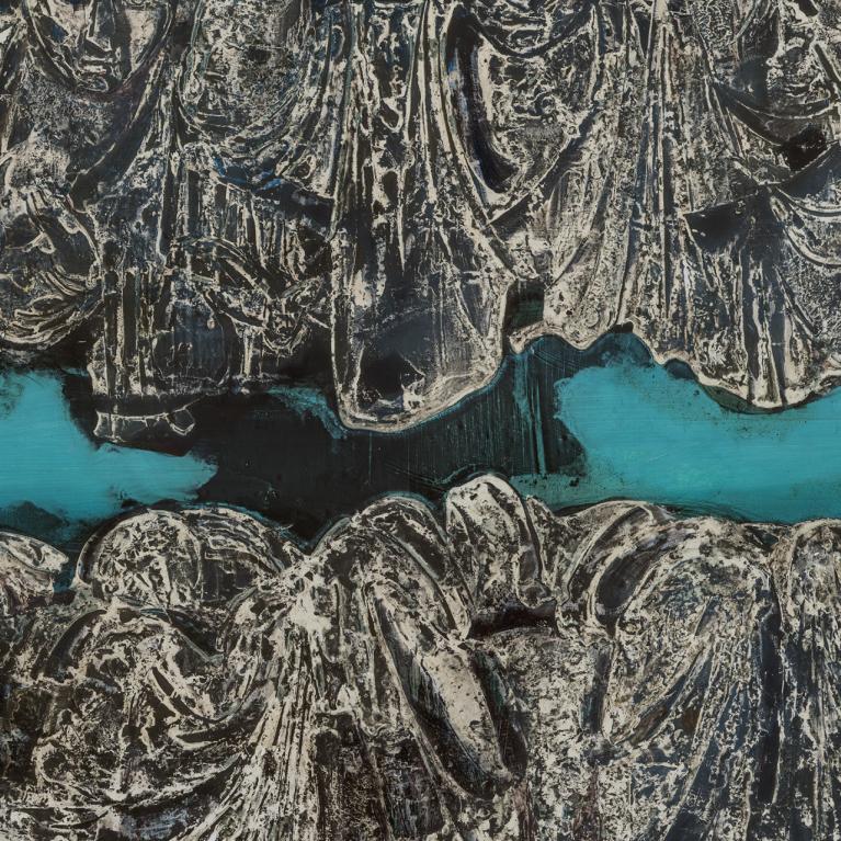 Abstrakta kompozīcija zilganzaļā krāsu laukā ar reljefi izceltām, drapērijām līdzīgām formām pelēcīgi baltā tonī.