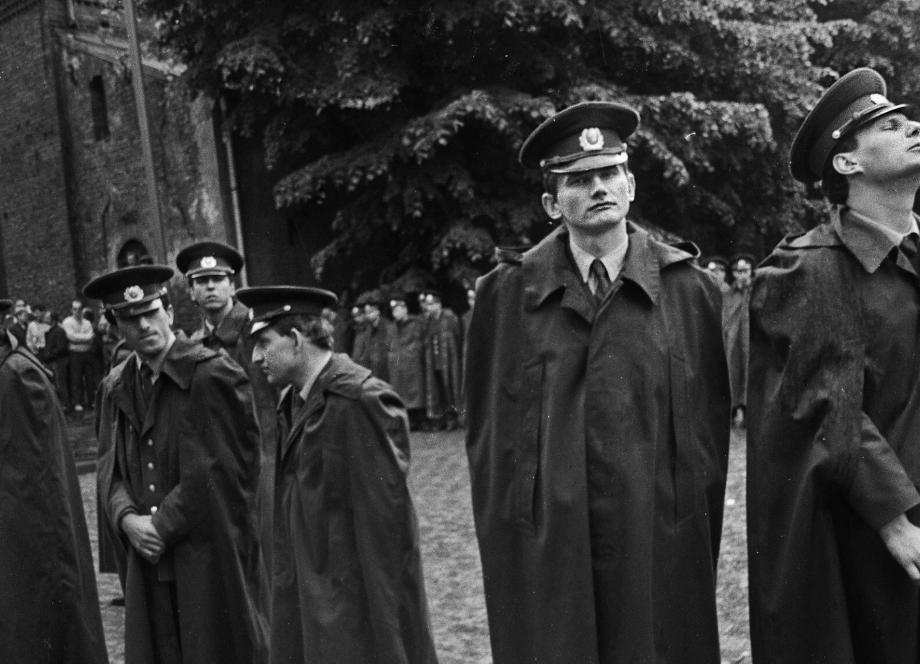 Jānis Deinats. Milicija pie Augstākās Padomes ēkas. 1990. Fotogrāfija. Autora īpa&scaron;ums. Foto: Jānis Deinats