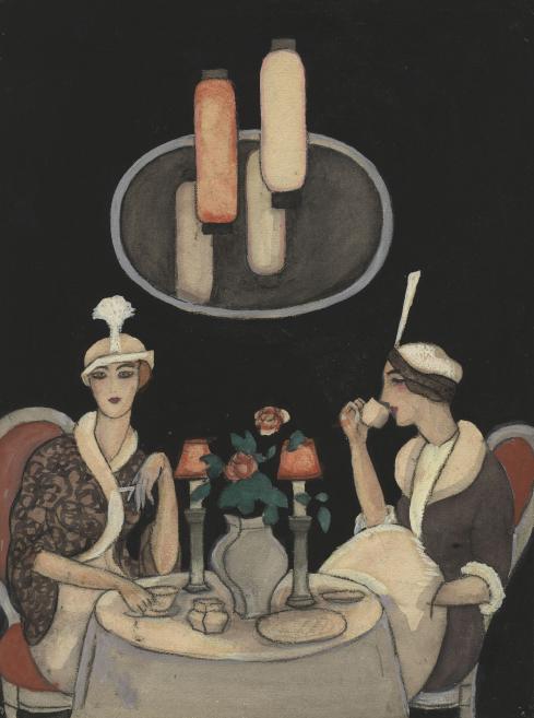 Stilizēta art deco noskaņas aina attēlo divas eleganti ģērbtas sievietes pie galdiņa ar ziediem un lampām, tumšā interjerā ar dekoratīvu griestu gaismekli.