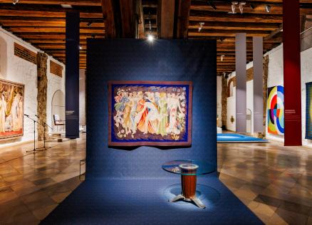 Muzeja izstāžu zāle ar dažādiem mākslas darbiem un instalācijām, tostarp gleznām un ģeometriskiem darbiem, izvietotiem plašā telpā.