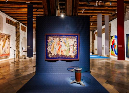 Muzeja izstāžu zāle ar dažādiem mākslas darbiem un instalācijām, tostarp gleznām un ģeometriskiem darbiem, izvietotiem plašā telpā.