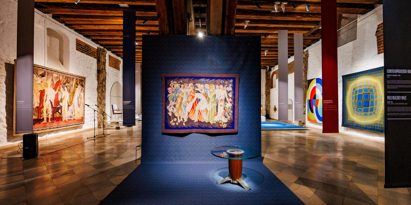 Muzeja izstāžu zāle ar dažādiem mākslas darbiem un instalācijām, tostarp gleznām un ģeometriskiem darbiem, izvietotiem plašā telpā.