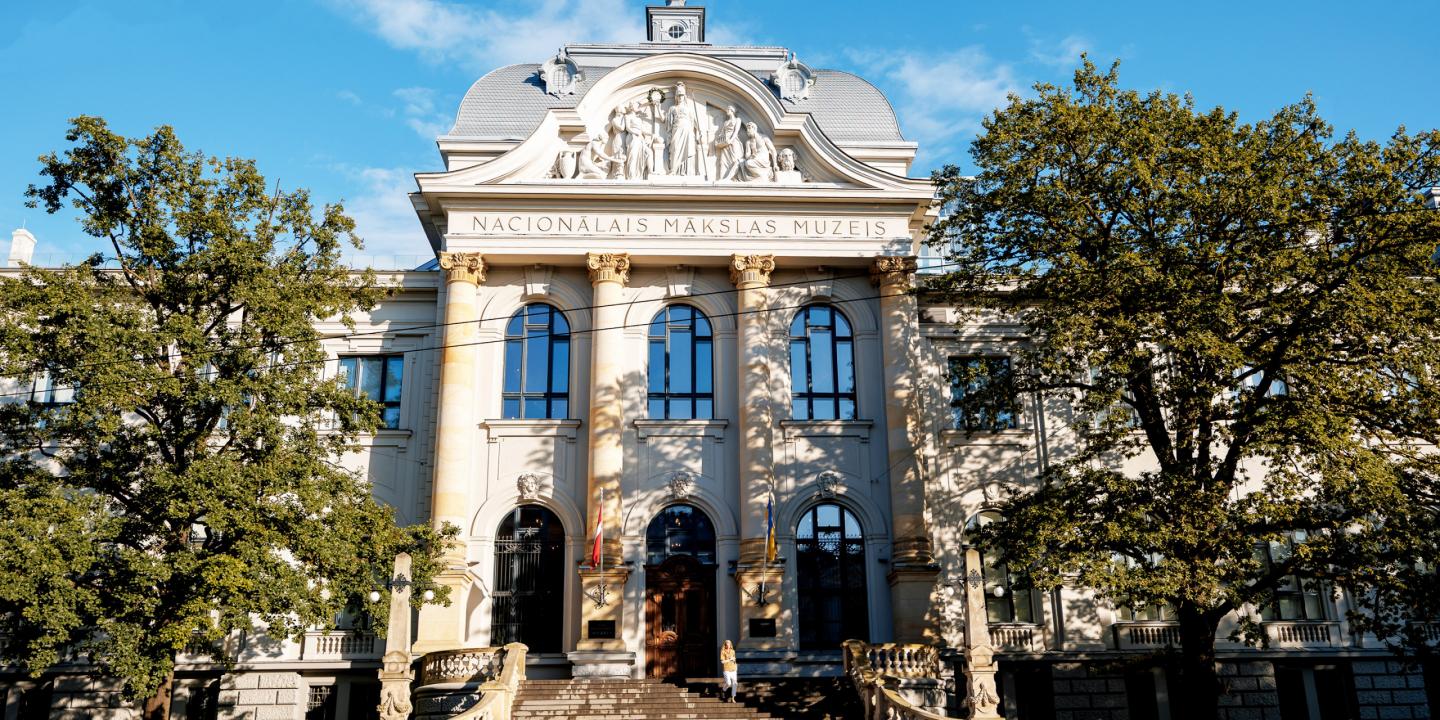 Latvijas Nacionālā mākslas muzeja galvenā ēka Rīgā, skatīta no priekšpuses saulainā dienā.