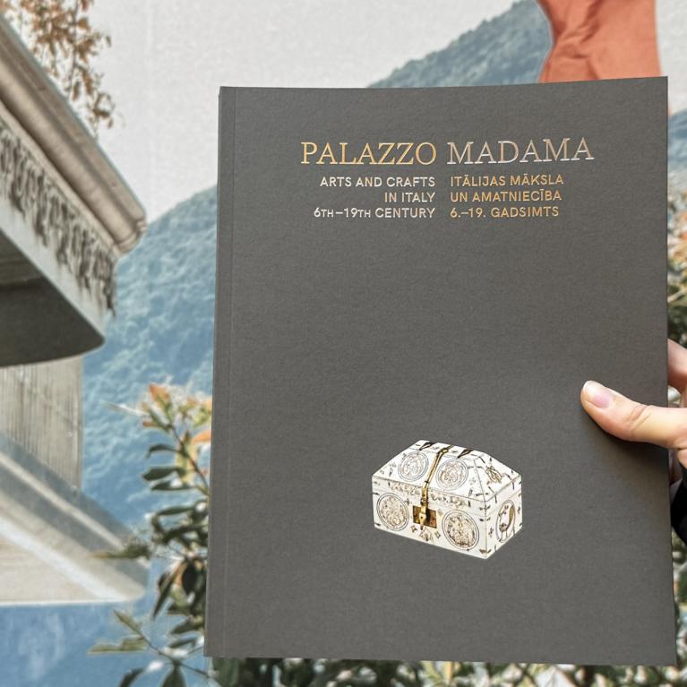 Publicitātes attēls ar izstādes katalogu