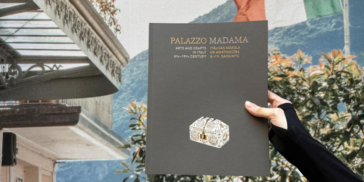 Publicitātes attēls ar izstādes katalogu