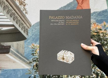 Izstādes katalogs rokā.