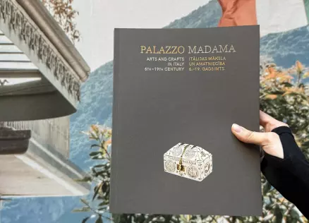Izstādes katalogs rokā.