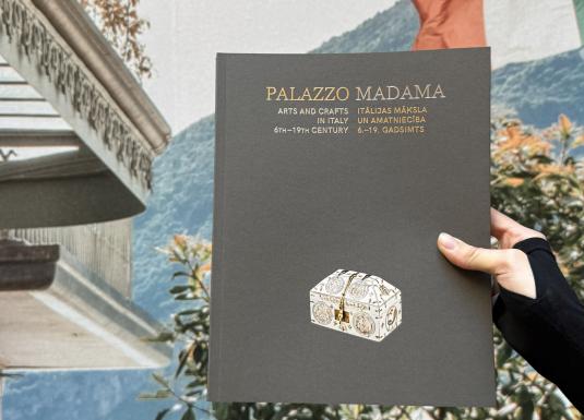 Izstādes katalogs rokā.