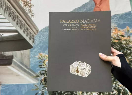 Izstādes katalogs rokā.