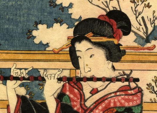 Japāņu ukiyo-e grafikas fragments ar sievieti tradicionālā tērpā, kura spēlē flautu, fonā redzami stilizēti mākoņi, zari un arhitektūras elements.