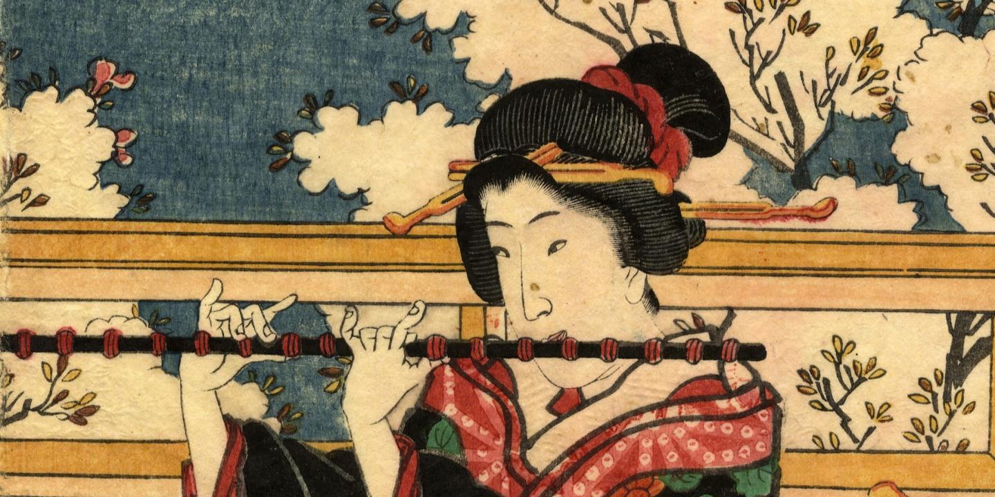 Japāņu ukiyo-e grafikas fragments ar sievieti tradicionālā tērpā, kura spēlē flautu, fonā redzami stilizēti mākoņi, zari un arhitektūras elements.