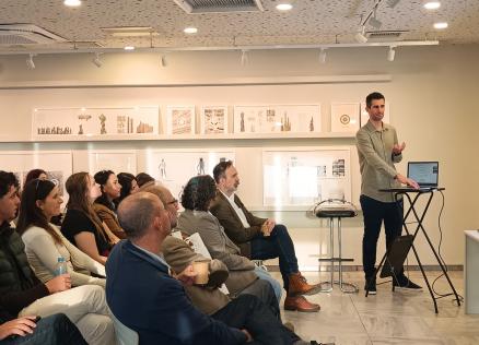 Semināra “Talking Heads: Conversation with the Art of the Past” dalībnieki diskusijā par tehnoloģiju ētisku un atbildīgu izmantošanu, Salonikos, Grieķijā.