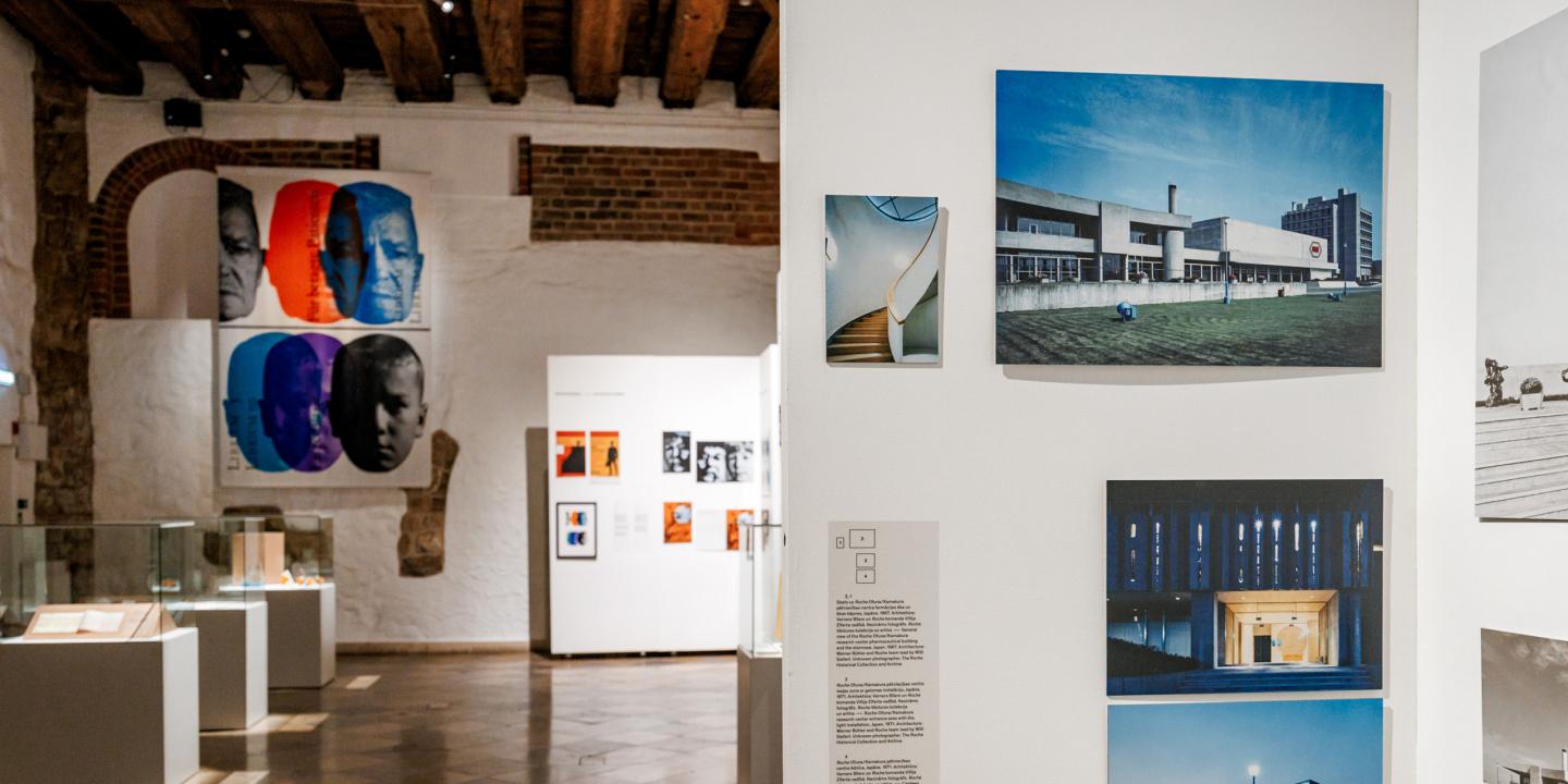 Izstādes “Talking Heads. Conversation with the Art of the Past” ekspozīcijas skats ar fotogrāfijām un plakātiem, kas pēta arhitektūras un cilvēka tēla attiecības mākslā.