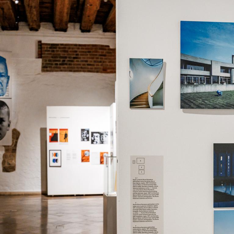 Izstādes “Talking Heads. Conversation with the Art of the Past” ekspozīcijas skats ar fotogrāfijām un plakātiem, kas pēta arhitektūras un cilvēka tēla attiecības mākslā.