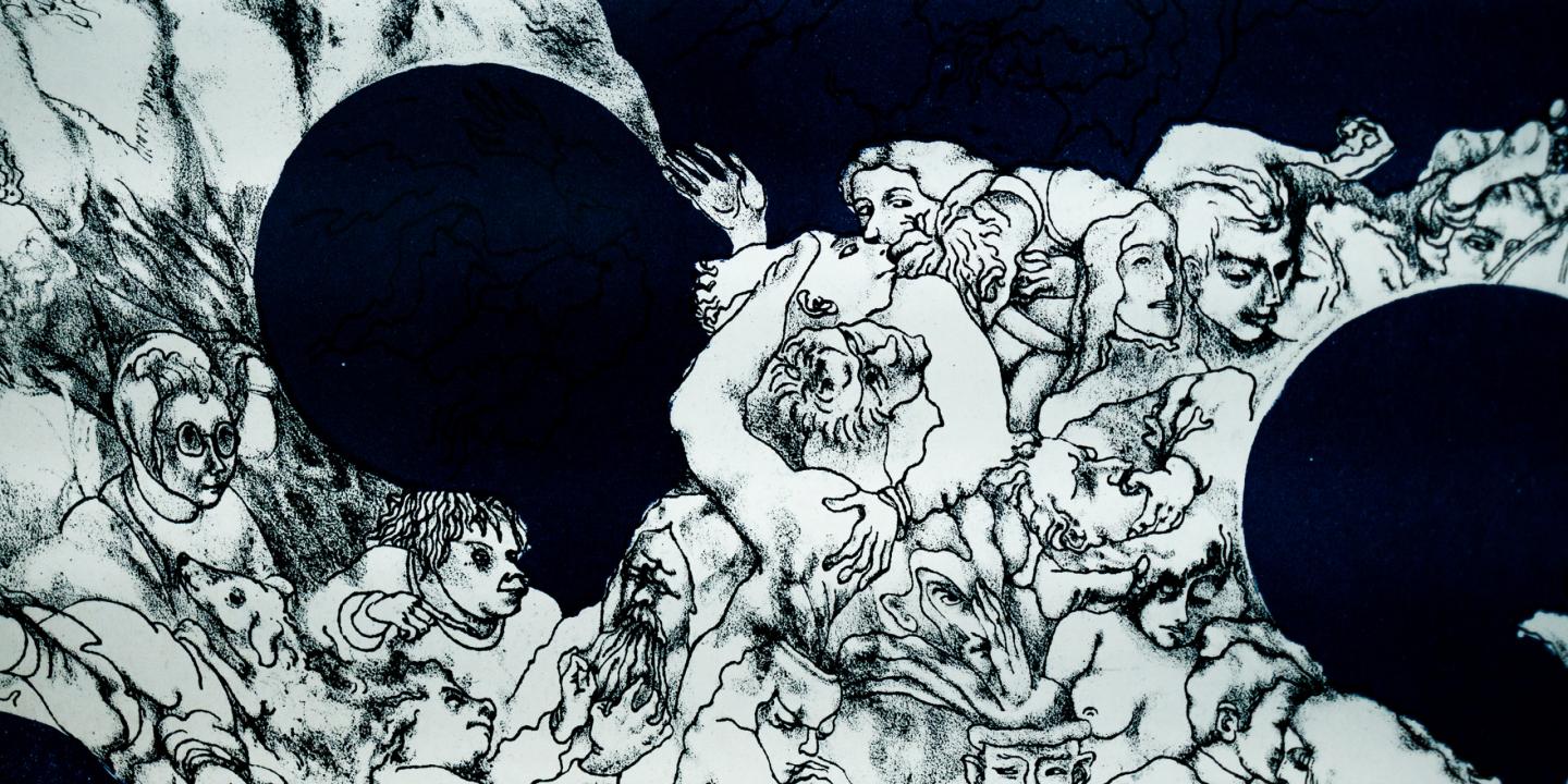 Melnbalta grafika tumši zilā fonā ar blīvu stilizētu cilvēku figūru un seju kompozīciju, kurā tēli savijas dinamiskā, fantāzijai līdzīgā ainā.