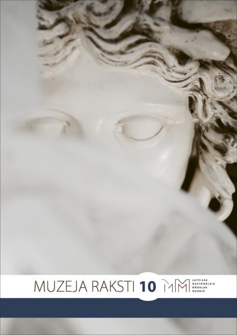 Tuvplānā redzama klasiska balta skulptūras seja ar daļēji aizsegtām acīm, izceļot smalki veidotas sejas un matu detaļas.