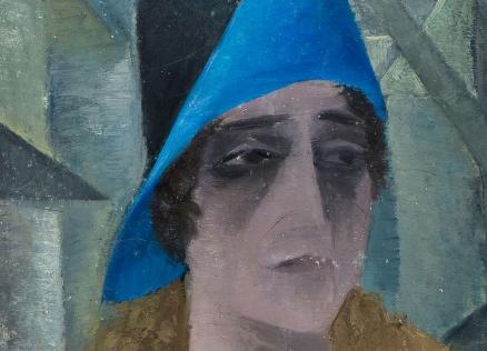 Glezna attēlo sievietes portretu ar izteiksmīgu, stūrainu sejas modelējumu un spilgti zilu cepuri, fona plaknēs veidojot kubismam raksturīgu telpisku sajūtu.