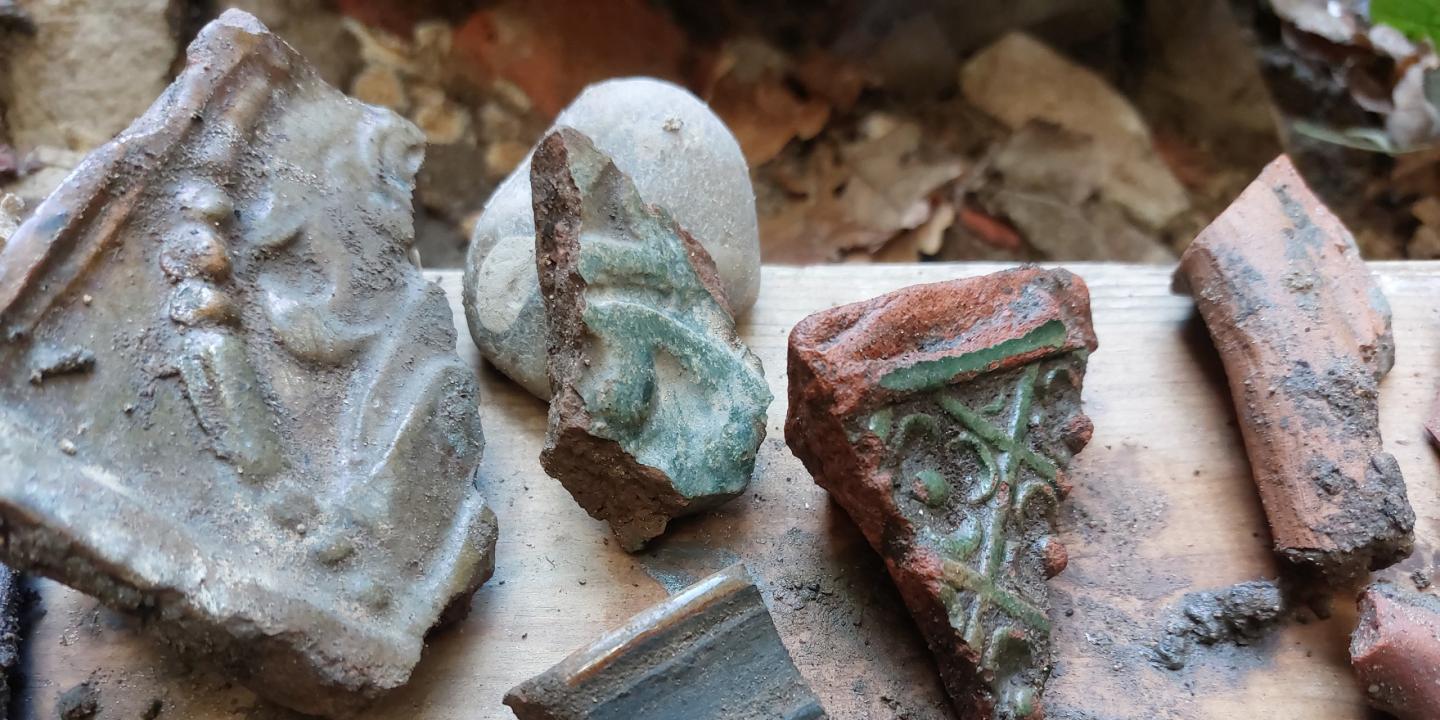 Arheoloģiski atrasti 17. gadsimta krāsns podiņu fragmenti: glazētas keramikas lauskas ar reljefiem ornamentiem un zaļganas glazūras pēdām, nolietotas un klātas ar zemes nogulsnēm.