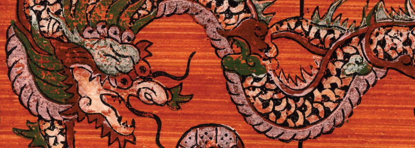 Detalizēts ķīniešu pūķa attēlojums ar svariem un ragiem uz sarkanīga fona.